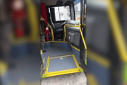 O indivíduo tentou acertar o motorista de um ônibus estacionado, mas a pedra parou em uma barra de proteção