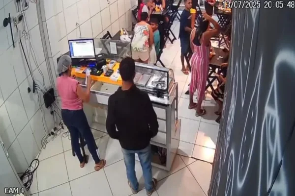 Imagem colorida, criminoso rouba pizzaria - Metrópoles
