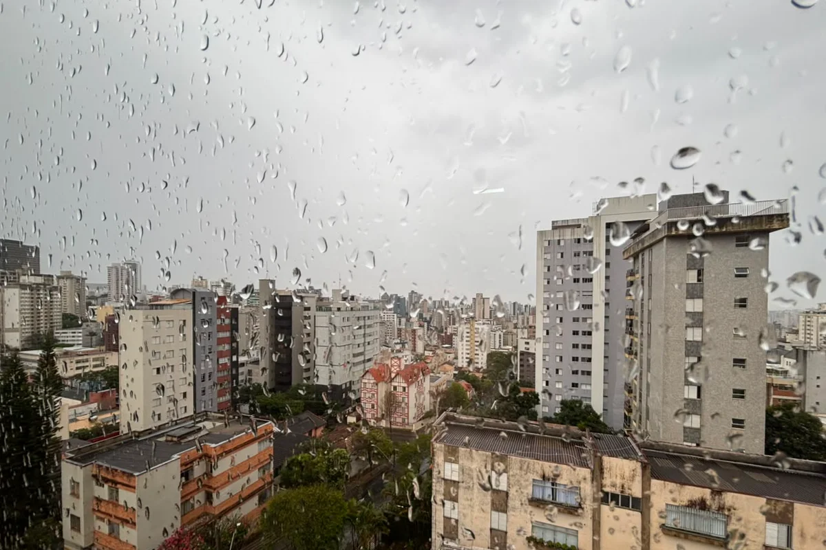 BH amanhece com chuva forte e entra em alerta para tempestade