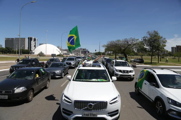 Manifestação na Esplanada apoia Bolsonaro e pede fim do lockdown