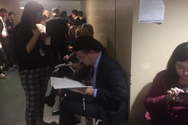 Oposição e governistas disputam lugares na fila para CCJ da Câmara