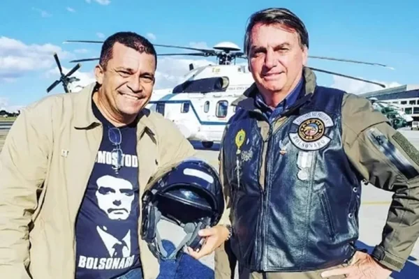 Foto colorida de max guilherme e bolsonaro - Metrópoles