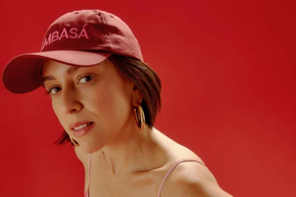 Foto colorida da cantora Roberta Sá-Metrópoles