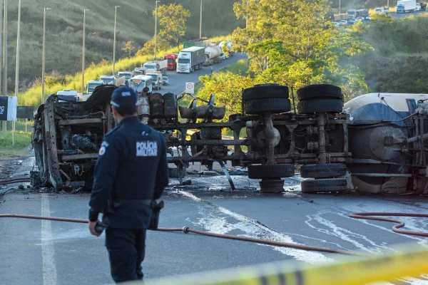 Vídeo: caminhão tomba, destrói carro, derruba motos e pega fogo no DF