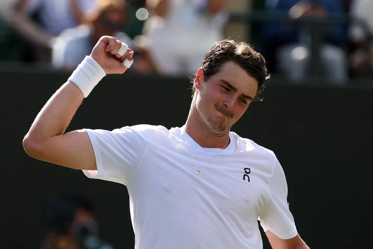 João Fonseca supera Tsitsipas na estreia do Masters 1000 de Montreal