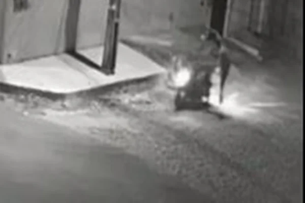Vídeo: assaltante derruba casal com “voadora” para roubar moto