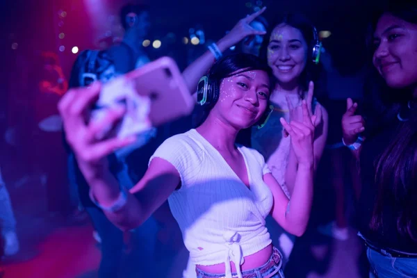 Na foto, várias mulheres em uma festa tirando selfie - Metrópoles