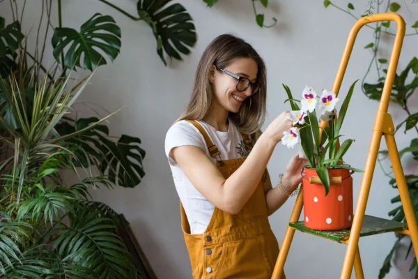 Mulher mexendo em plantas