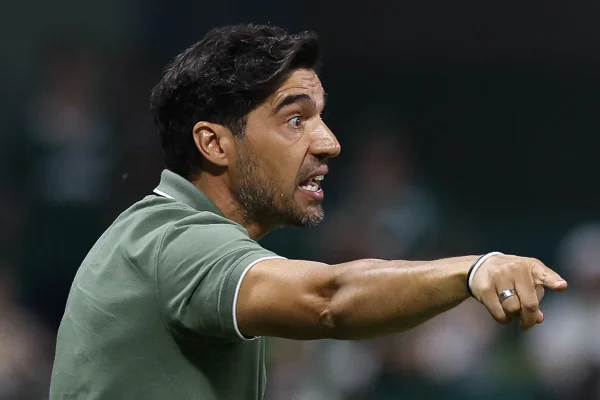 Imagem colorida de Abel Ferreira de braço esticado - Metrópoles