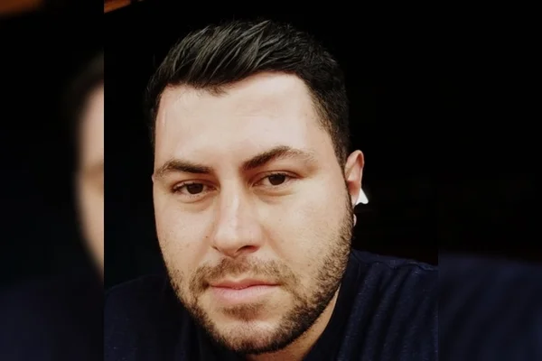 Homem branco barbudo