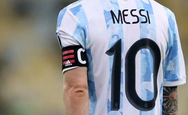 Pai e empresário de Messi confirma acordo do atacante com o PSG