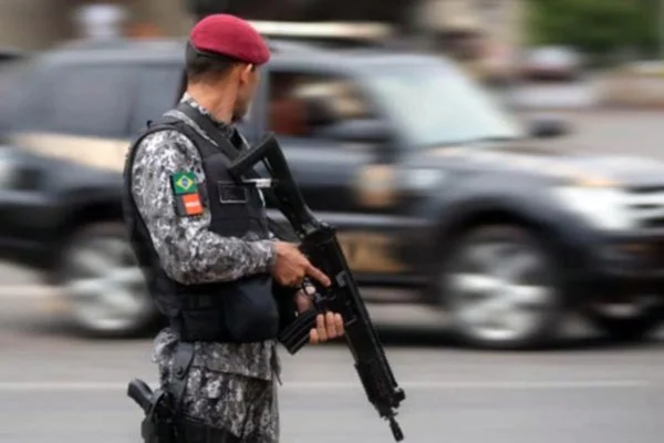 Soldado da Força Nacional com arma - Metrópoles