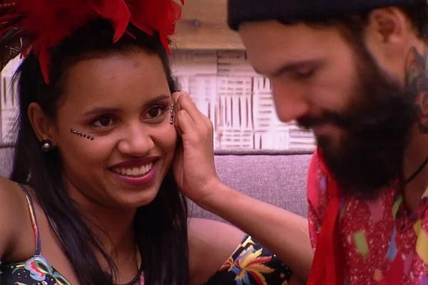 BBB18: Gleici leva fãs à loucura ao gravar vídeo com Wagner na cama