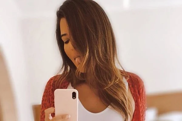 Geisy Arruda com a língua de fora