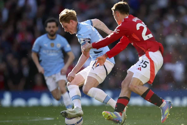 Foto colorida do clássico entre Manchester United e Manchester City - Metrópoles