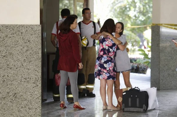 Moradora da 110 Norte chora ao ver apartamento destruído: “Terrível”
