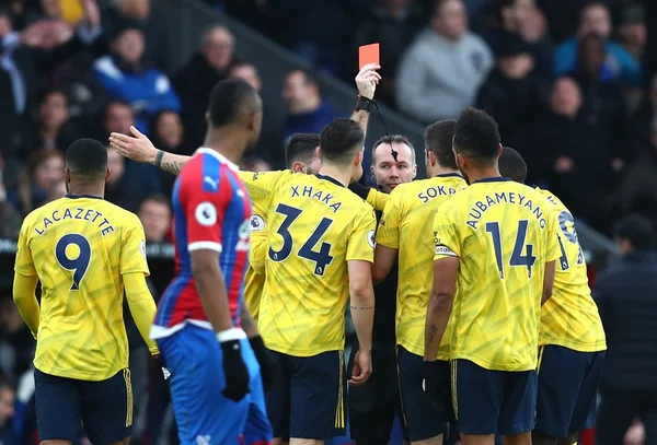 Aubameyang marca, é expulso, e Arsenal empata com Crystal Palace