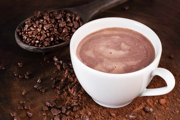 Foto colorida de xícara de chocolate quente - Metrópoles