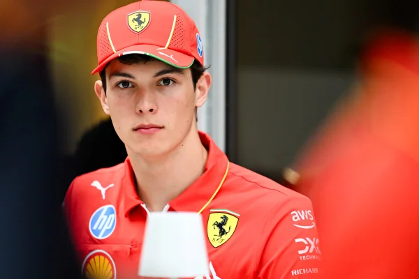 Foto colorida de homem jovem com uniforme da Ferrari - Metrópoles