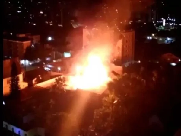 Vídeo: famosa casa noturna é destruída por incêndio em SC