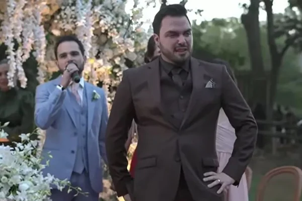 Vídeo: Luciano Camargo canta na entrada da noiva em casamento do filho