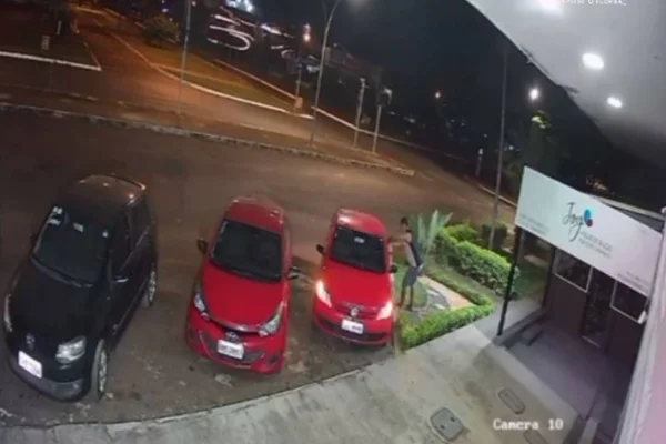 Ladrão quebra vidro de carro