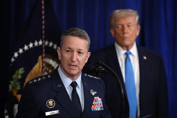 Imagem colorida mostra general dos EUA e Donald Trump - Metrópoles