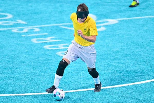 Imagem colorida de brasileiro no futebol de cegos - Metrópoles