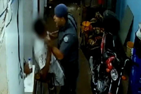 Câmeras de segurança gravaram PMs agredindo clientes de adega em Ribeirão Preto - Metrópoles