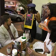Ação da 99Pop com clientes em bares de Brasília Ação da 99Pop com clientes em bares de Brasília