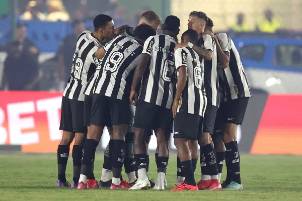 Cercado de incertezas, Botafogo busca título inédito contra o Racing