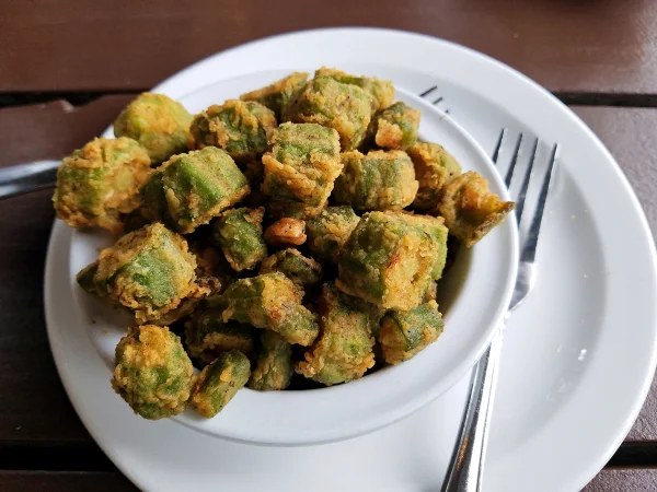 Petisco de quiabo crocante na airfryer; veja como fazer