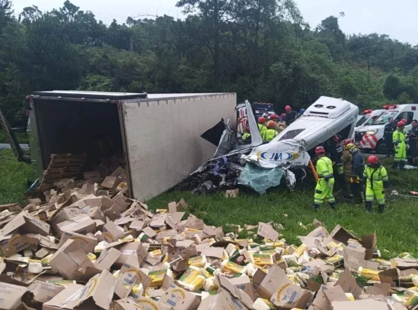 imagem colorida carreta tomba sobre van parana