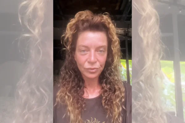 Mulher viraliza ao usar urina e sangue menstrual em rotina de beleza