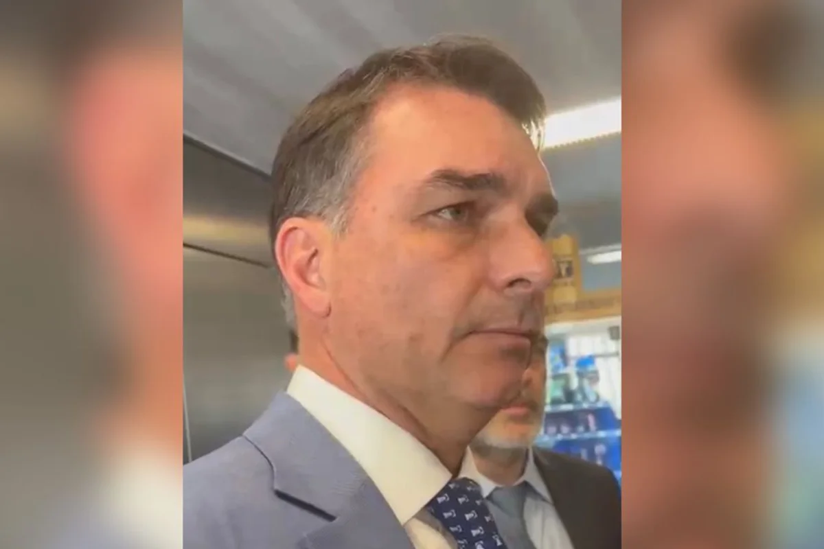 Flávio cita mensagens com Vorcaro e diz que Moraes "tinha que renunciar"