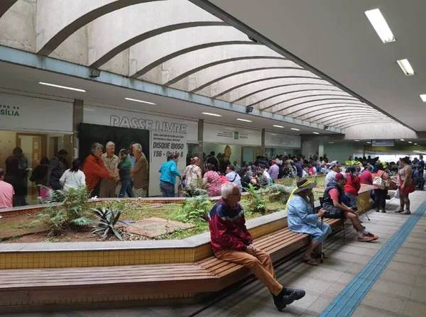 Pessoas com deficiência enfrentam fila grande para ter passe livre