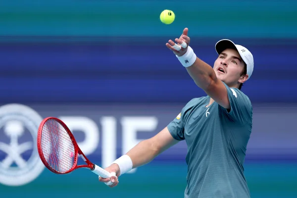 João Fonseca perde para Carlos Alcaraz e é eliminado no Miami Open