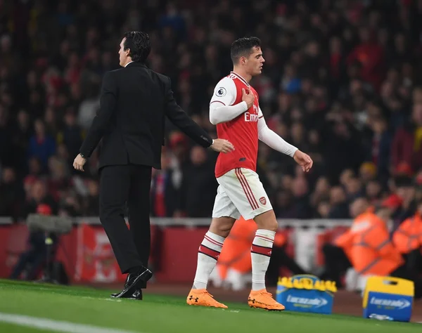 Após tirar camisa e xingar torcida, jogador é cortado do Arsenal