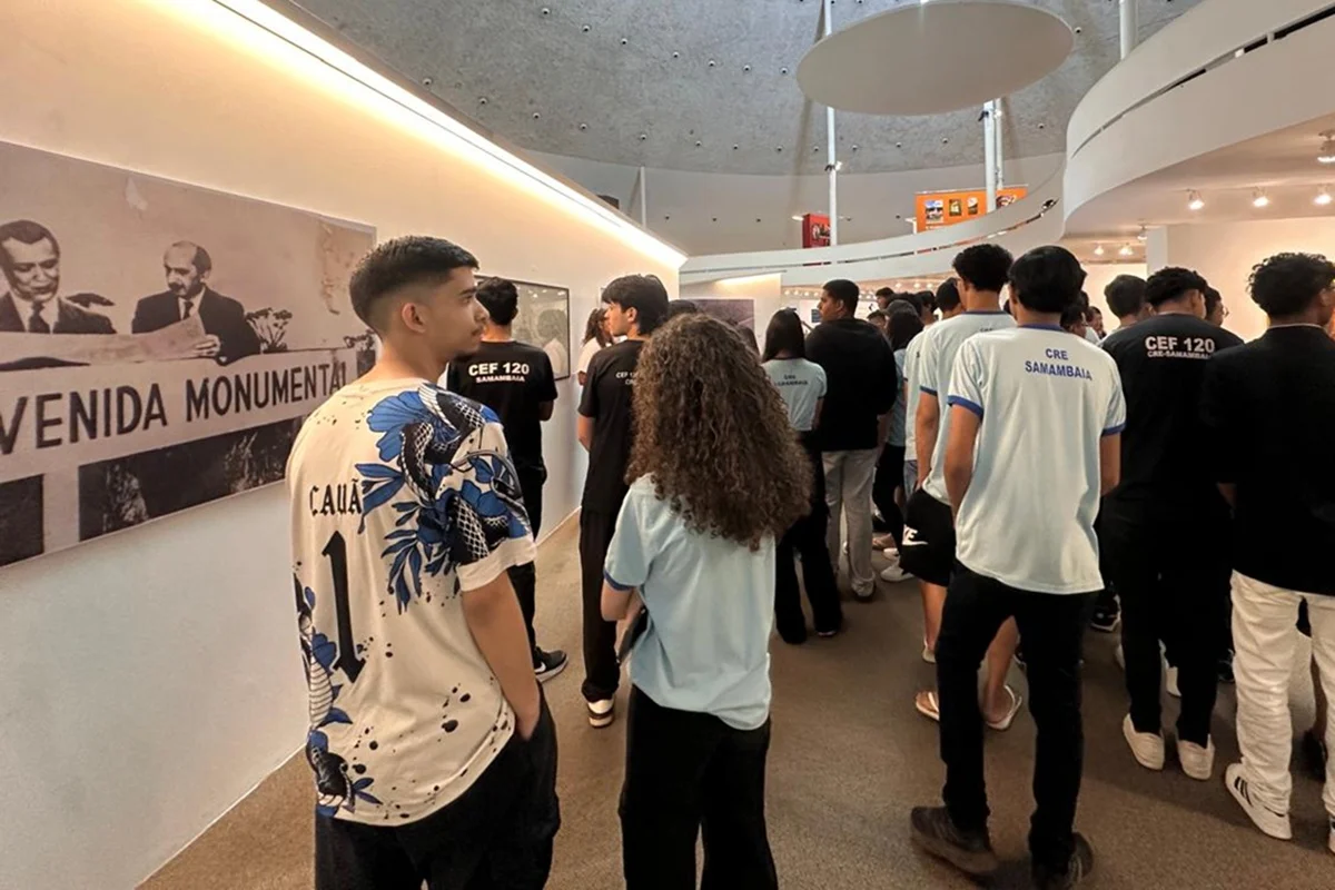 Alunos de Samambaia visitam mostra Utopias em construção
