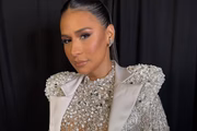 Simone Mendes posa com look brilhoso para as redes sociais