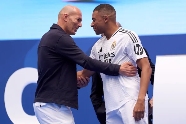 Foto colorida de Zidane e Mbappé - Metrópoles