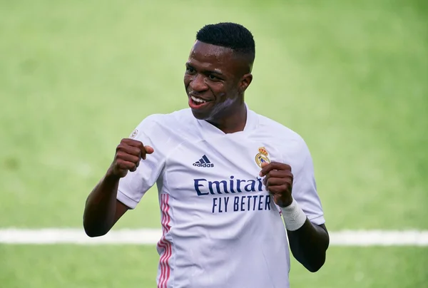 Real Madrid ganha 2ª seguida com gol de Vinícius Júnior e lidera Espanhol