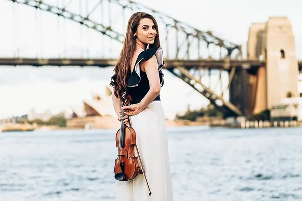 Como ajudar violinista que conquistou Luciano Huck a morar na Austrália
