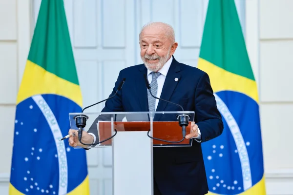 Presidente Luiz Inácio Lula da Silva falando em púlpito