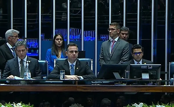 Senado aprova MP que reduz imposto sobre gastos de brasileiros no exterior