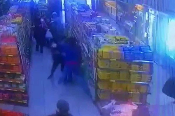 Vídeo: homem agride cliente de mercado após reclamação por não usar máscara