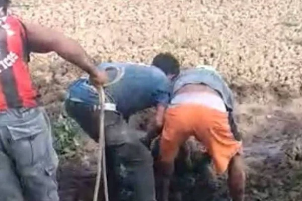 Homem fica atolado em lamaçal e é resgatado por vizinhos