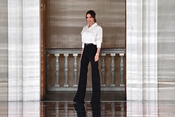 Victoria Beckham demite parte da equipe e reduz tamanho de coleções