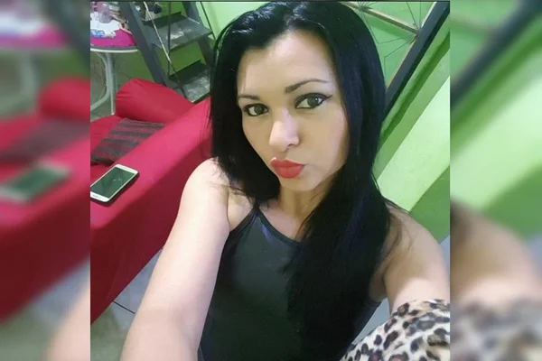 mulher branca com cabelo comprido e preto
