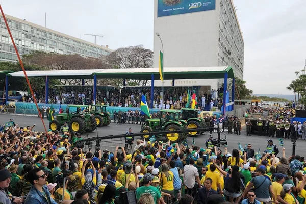 Tratores participam do desfile do 7 de Setembro na Esplanada